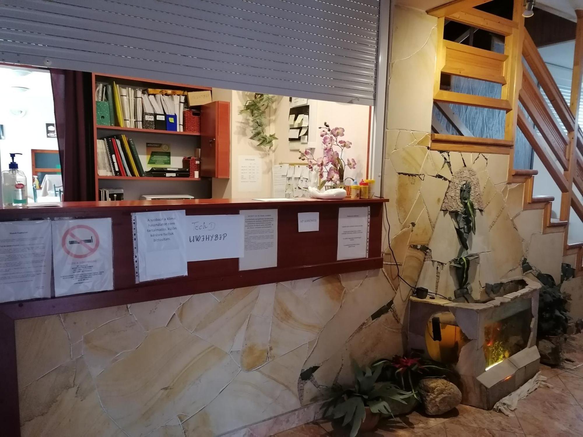Iglodi Panzio Otel Kunszentmárton Dış mekan fotoğraf